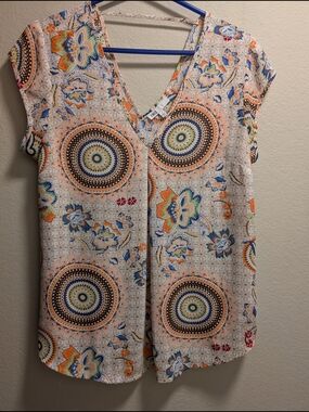 DR2 Cream V-Neck Short Sleeve Top with Multicolor Medallion Print